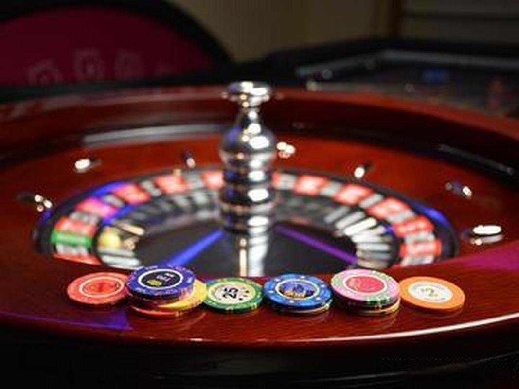 Live casino table on 5bmw33 platform with real dealer visible on screen